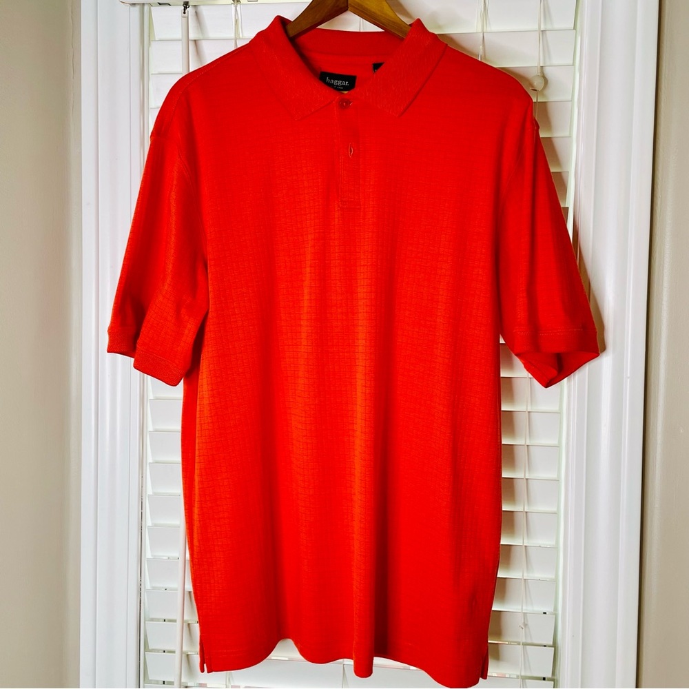 HAGGAR MENS POLO STYLE MENS SIZE MEDIUM SALMON COLOR EMBOSSED CHECK PATTERN